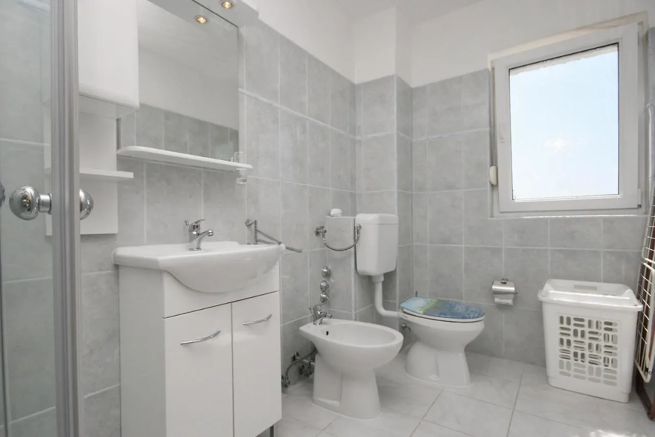 Apartment Pinezici 5464D Croatia